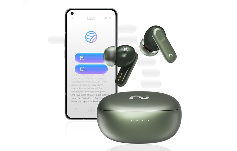 Ένα smartphone με μια εφαρμογή ανοιχτή, μαζί με δύο ενδοαυτικά ακουστικά και μια θήκη φόρτισης.