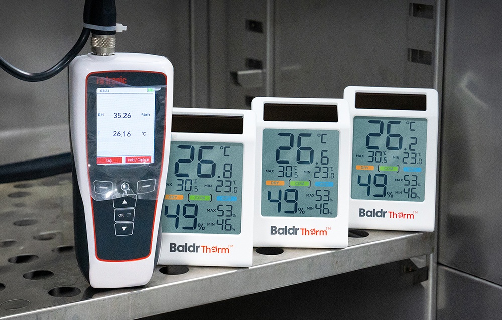 Θερμοϋγρόμετρα Rainpoint BALDRTHERM πάνω σε μεταλλικό ράφι