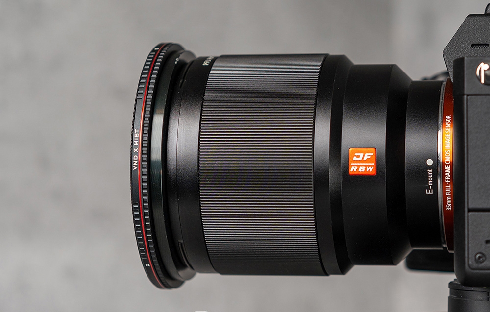 Φακός Viltrox με υποδοχή Sony E-mount και φίλτρο ND της Freewell τοποθετημένο