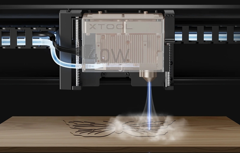 Η μονάδα λέιζερ xTool 40W χαράζει μια πεταλούδα σε ξύλο· μια μπλε ακτίνα φωτός και καπνός αναδύονται από το ακροφύσιο