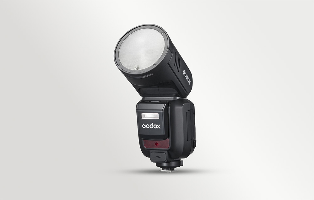 Φλας Godox V100C με την κεφαλή του φλας περιστραμμένη και κεκλιμένη προς τα πάνω.