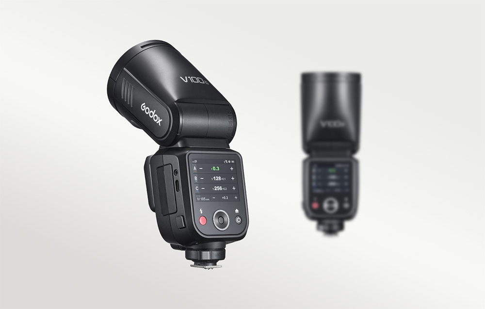 Φλας Godox V100C με ορατή οθόνη αφής και πίνακα ελέγχου.