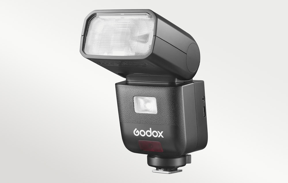 Φλας Godox με την κεφαλή ελαφρώς στραμμένη προς τα πλάγια και προς τα πάνω, πρόσοψη