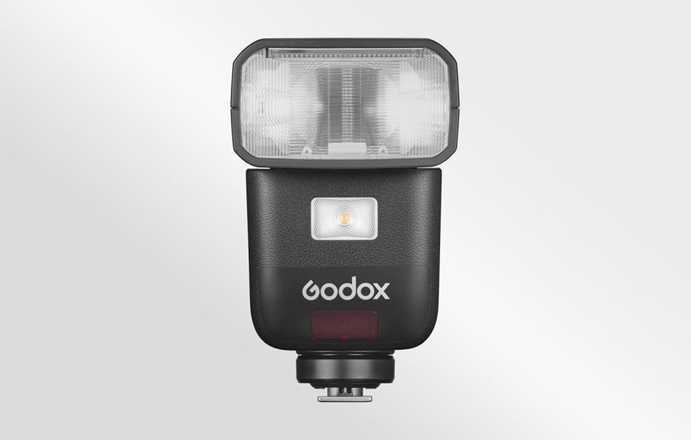 Μαύρη μονάδα φλας Godox τοποθετημένη ευθεία μπροστά, πρόσοψη