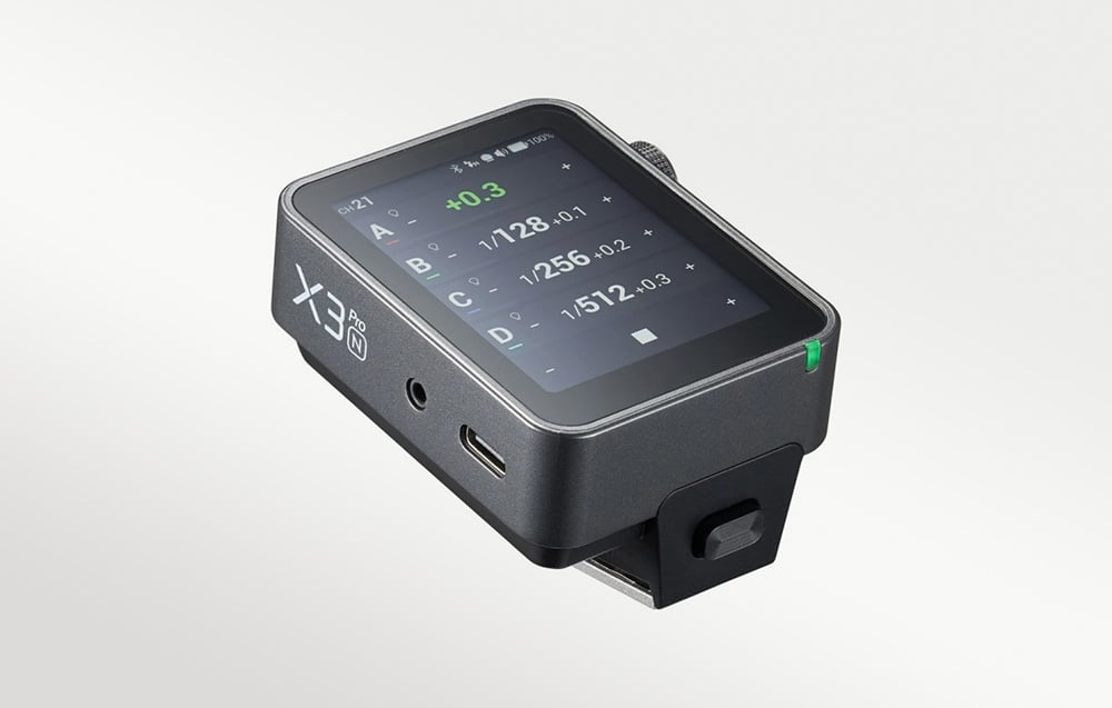 Το GODOX X3Pro Flash Trigger απεικονίζεται υπό γωνία σε γκρι φόντο