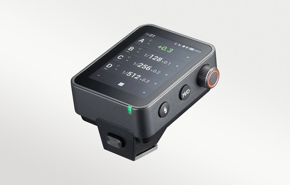 Το GODOX X3Pro Flash Trigger απεικονίζεται υπό γωνία σε γκρι φόντο
