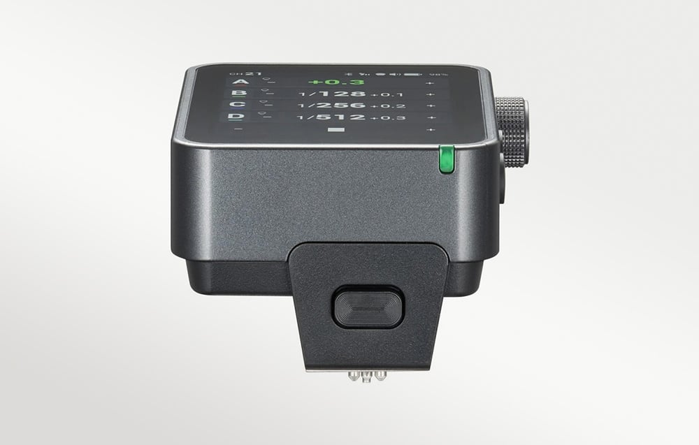 Το GODOX X3Pro Flash Trigger απεικονίζεται από το πλάι σε γκρι φόντο