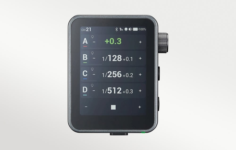 Το GODOX X3Pro Flash Trigger απεικονίζεται από μπροστά σε γκρι φόντο