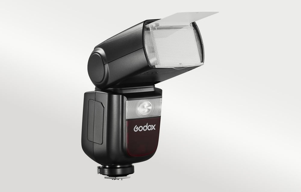 Μαύρο φλας Godox με την λευκή πλάκα διάχυσης φωτός εκτεταμένη