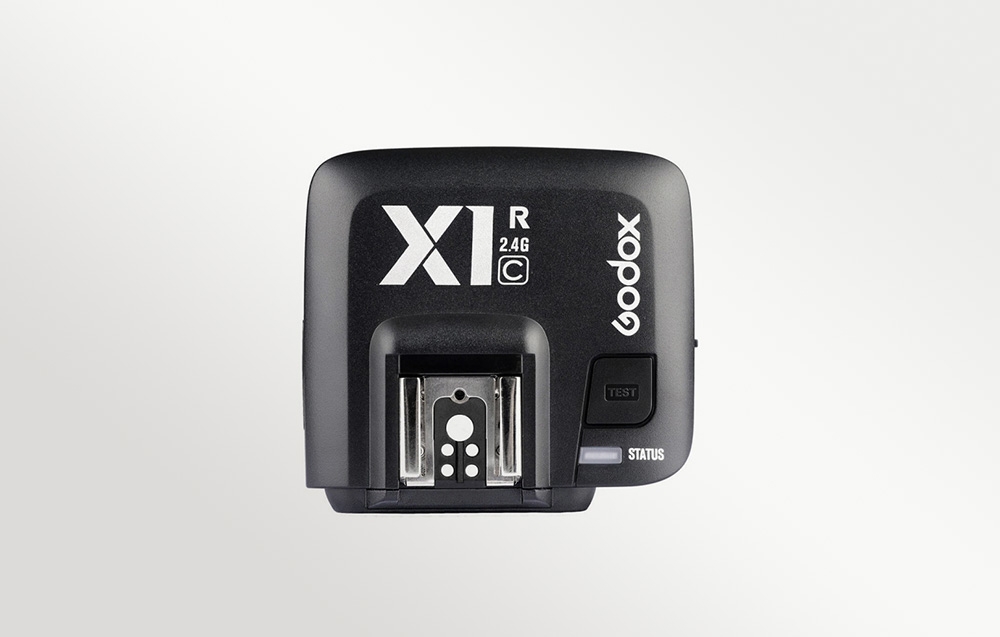 Ο διακόπτης GODOX X1R απεικονίζεται από μπροστά σε γκρι φόντο