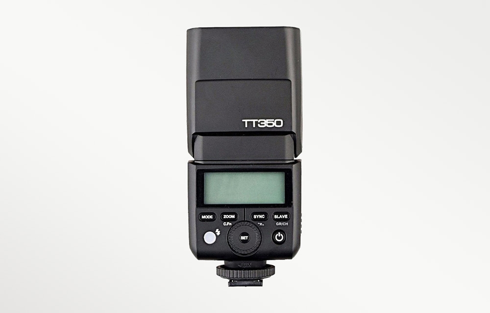 Το πίσω πλαίσιο του φλας Godox TT350, με οθόνη LCD, κουμπιά ελέγχου και επιλογέα