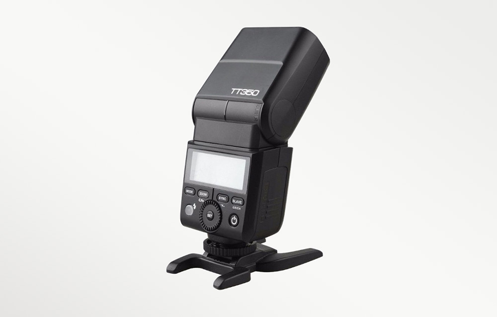 Το φλας Godox TT350 στη βάση του, πίσω όψη από τα δεξιά με την κεφαλή κεκλιμένη προς τα πίσω