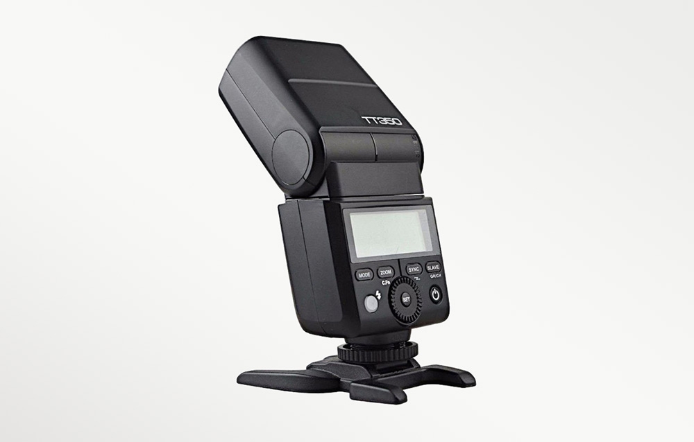 Το φλας Godox TT350 τοποθετημένο σε πλαστική βάση, πίσω όψη από τα αριστερά