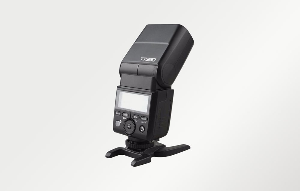 Φλας Godox TT350 σε πλαστική βάση, πίσω όψη, με την κεφαλή ελαφρώς στραμμένη προς τα πάνω