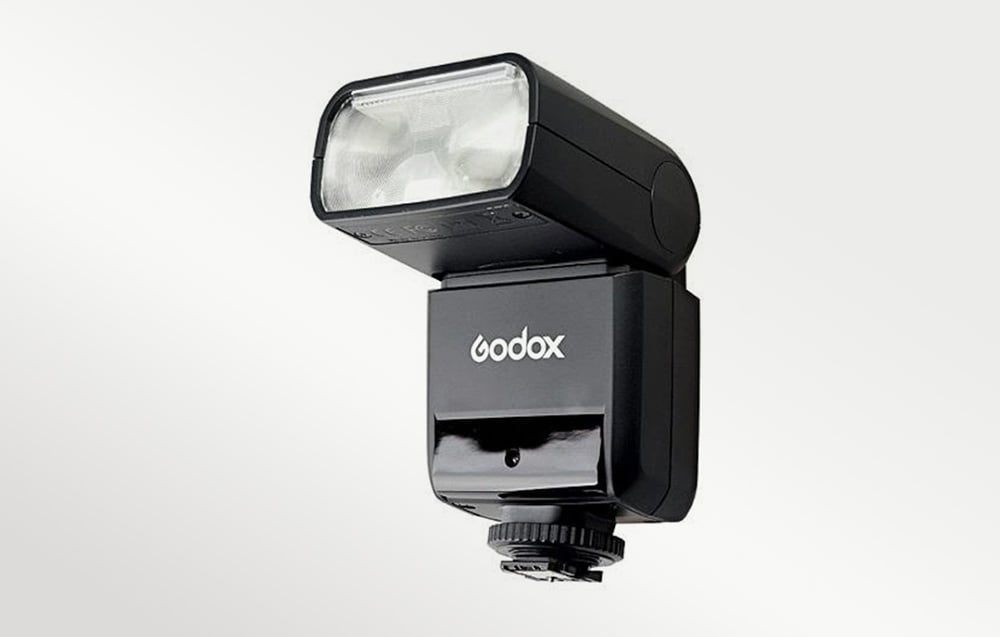 Φλας Godox TT350 χωρίς βάση, μπροστινή πλάγια όψη, κεφαλή φλας στραμμένη προς τα πάνω, ορατό λογότυπο Godox