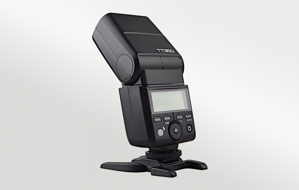 Φλας Godox TT350 τοποθετημένο σε βάση, πλάγια όψη που δείχνει την οθόνη LCD και τα κουμπιά ελέγχου