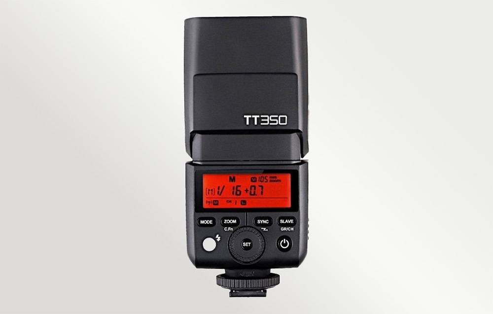 Πίσω όψη του φλας Godox TT350 με την οθόνη ελέγχου LCD με κόκκινο φωτισμό και τα κουμπιά