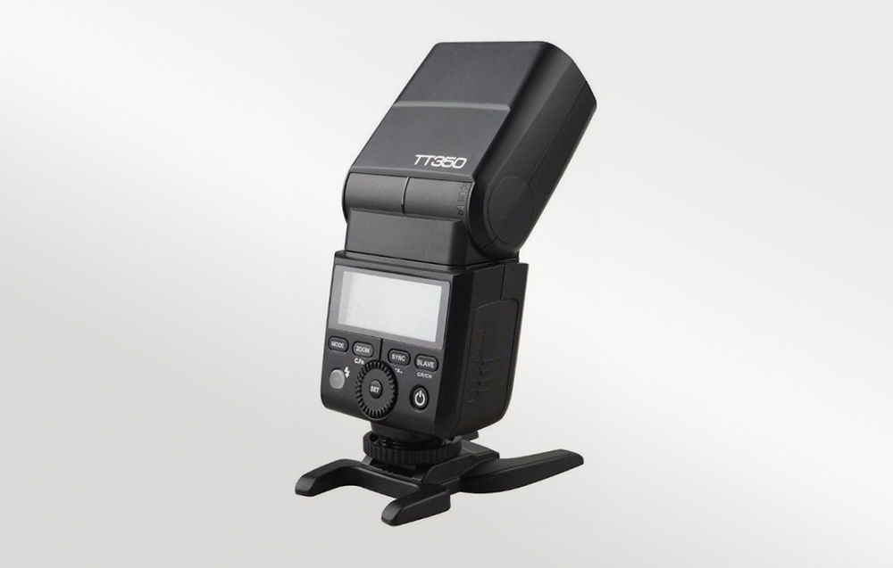 Φλας Godox TT350 στη βάση που περιλαμβάνεται, πλάγια όψη του πίσω πίνακα ελέγχου