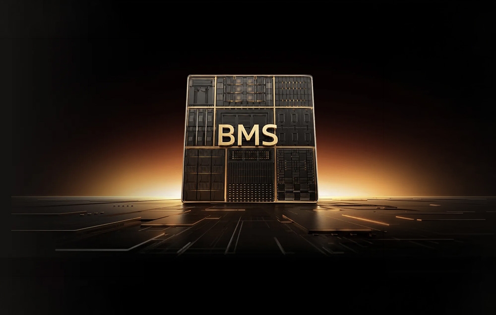 Χρυσά γράμματα «BMS» πάνω σε ένα σκούρο εξάρτημα που μοιάζει με ολοκληρωμένο κύκλωμα, με φόντο ένα μαύρο υπόβαθρο που εκπέμπει μια αμυδρή λάμψη