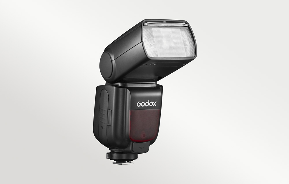 Το φλας Godox TT685II όπως φαίνεται από το πλάι, με την κεφαλή ανυψωμένη και περιστραμμένη προς τα δεξιά