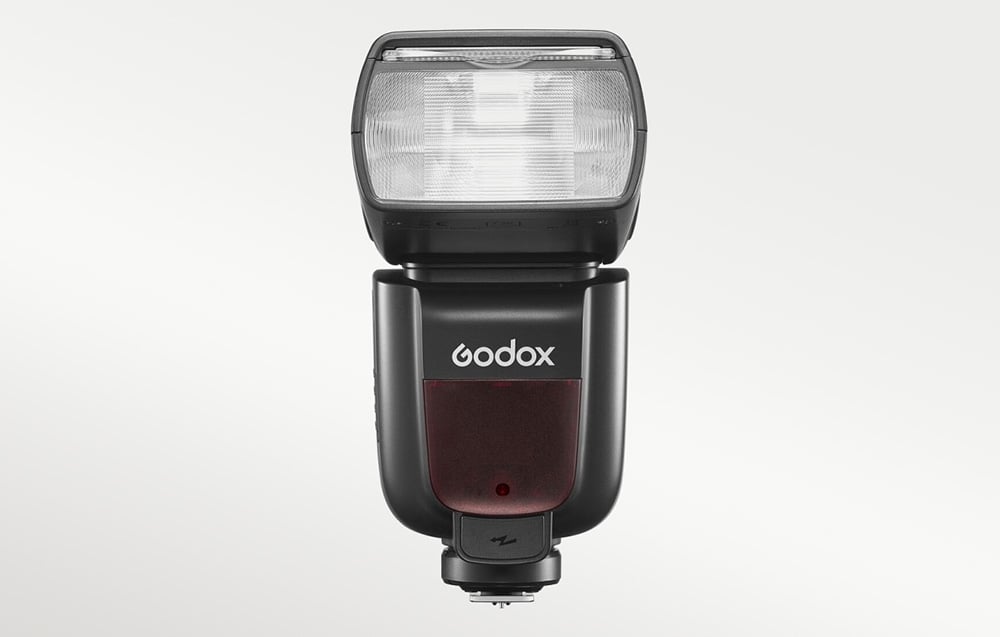 Το φλας Godox TT685II όπως φαίνεται από μπροστά, με την ορθογώνια κεφαλή στραμμένη ευθεία προς τα εμπρός