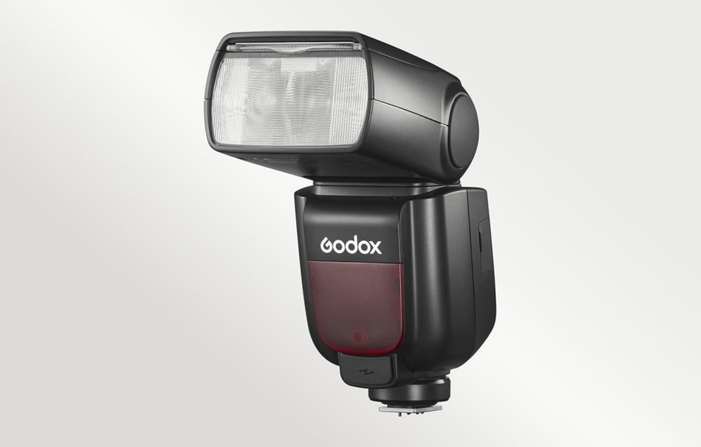Το φλας Godox TT685II υπό γωνία, με την κεφαλή στραμμένη ελαφρώς προς τα πάνω και περιστραμμένη προς τα αριστερά