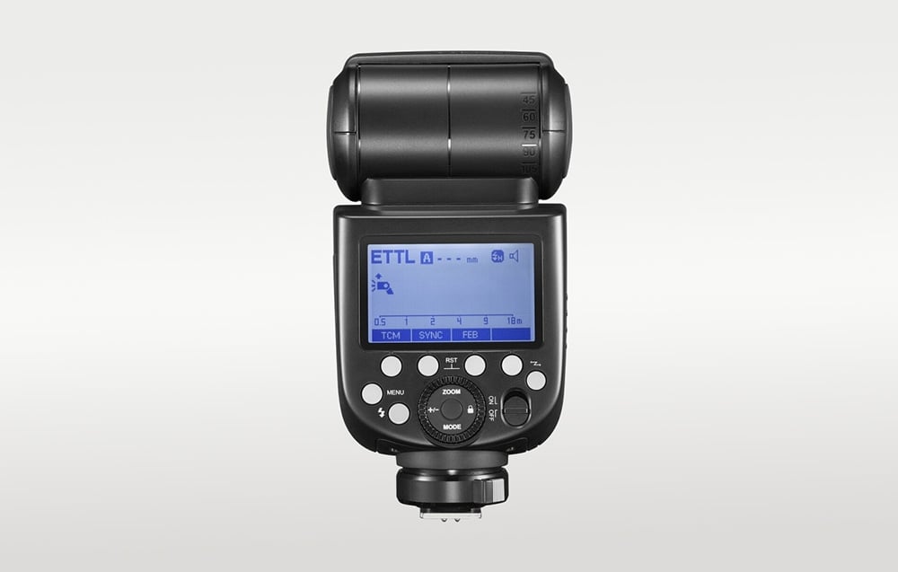 Πίσω όψη του φλας Godox TT685II με την μπλε οθόνη LCD ενεργοποιημένη, τα κουμπιά και τον επιλογέα ελέγχου