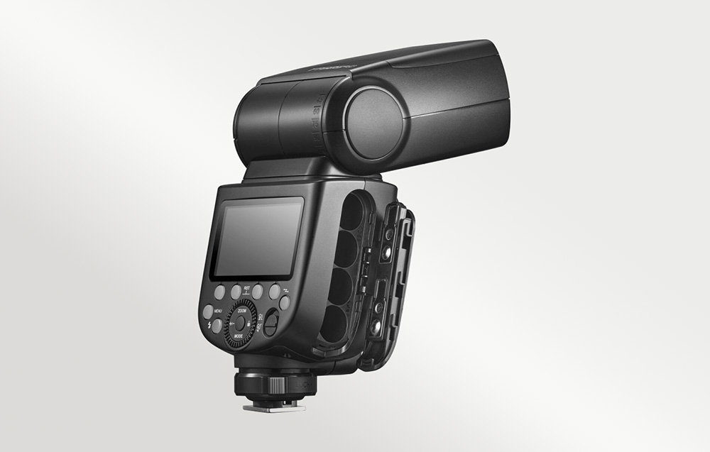 Το φλας Godox TT685II από το πλάι, με το κάλυμμα ανοιχτό και ορατό το διαμέρισμα για τέσσερις μπαταρίες AA