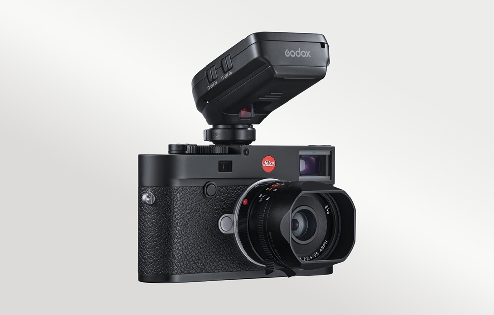 Ο ασύρματος ενεργοποιητής Godox XProII τοποθετημένος στην υποδοχή hot shoe μιας μαύρης φωτογραφικής μηχανής Leica