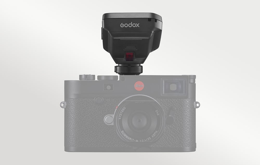 Μπροστινή όψη του ενεργοποιητή φλας Godox XProII τοποθετημένου σε μια ημιδιαφανή φωτογραφική μηχανή