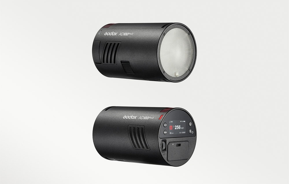 Δύο μονάδες φλας Godox AD100Pro II που δείχνουν τη στρογγυλή κεφαλή μπροστά και τον πίνακα ελέγχου πίσω