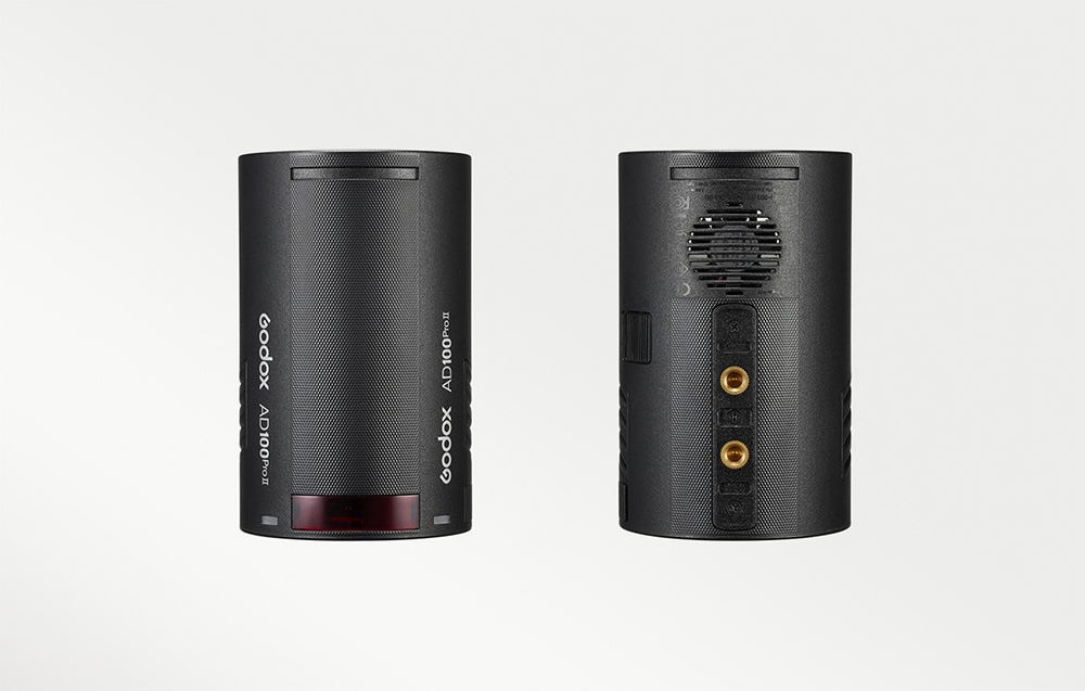 Η συμπαγής μονάδα φλας Godox AD100Pro II που φαίνεται κάθετα από το πλάι του περιβλήματος και από κάτω με τα σπειρώματα