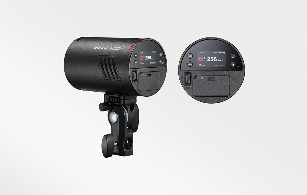 Το φλας Godox AD100Pro II στη βάση στήριξης, μαζί με μια κοντινή λήψη του πίσω πίνακα με την οθόνη LCD