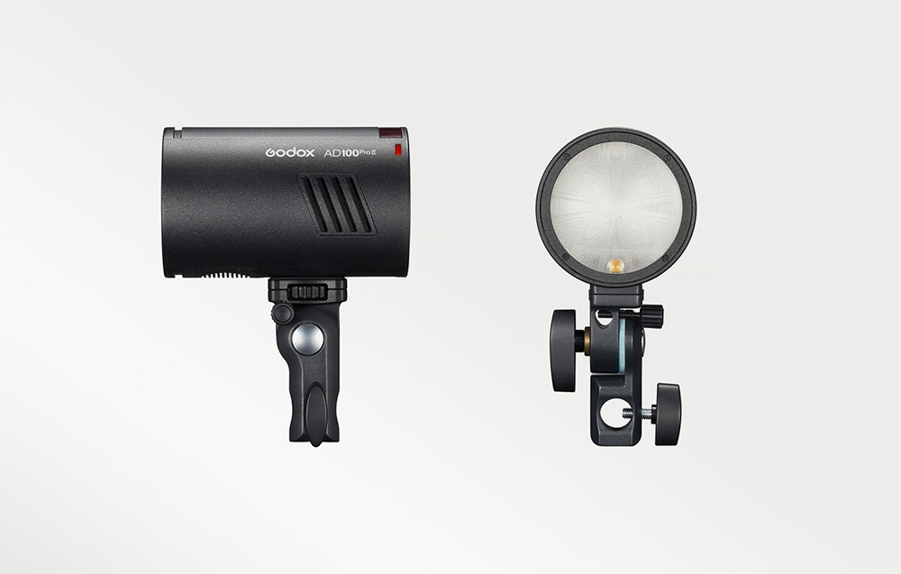 Το φλας Godox AD100Pro II που φαίνεται από το πλάι και από μπροστά με τον στρογγυλό φακό στη βάση στήριξης