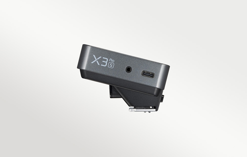 Πλευρική άποψη του ενεργοποιητή φλας Godox X3 Pro S που δείχνει το όνομα του μοντέλου, την υποδοχή συγχρονισμού και τη θύρα USB-C