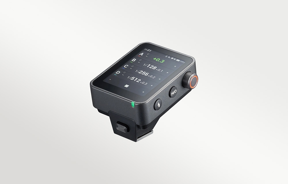 Ασύρματος πομπός φλας Godox X3 Pro S με την οθόνη ενεργοποιημένη, σε πλευρική άποψη που δείχνει τα κουμπιά λειτουργιών