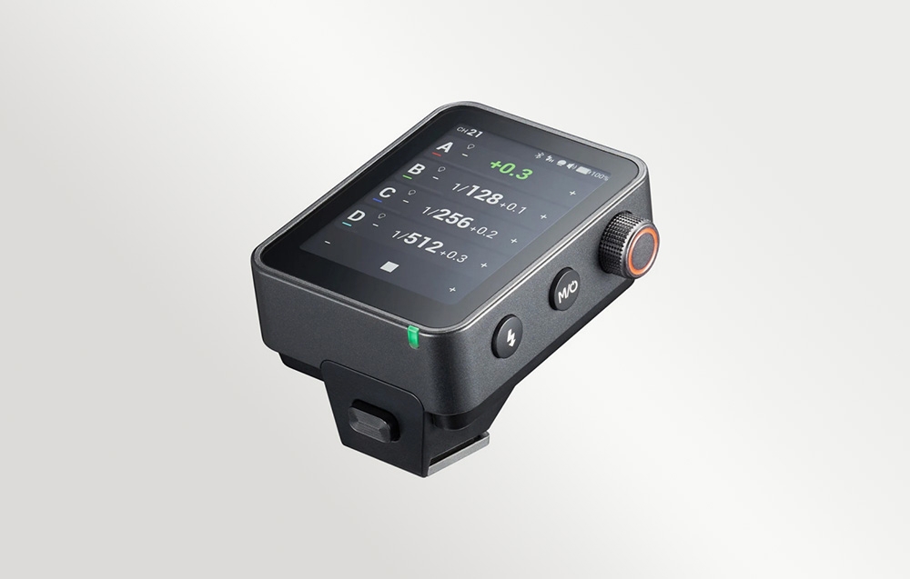 Ασύρματο τηλεχειριστήριο φλας Godox X3 Pro, πλάγια λήψη που δείχνει την οθόνη αφής και το πλάγιο προφίλ