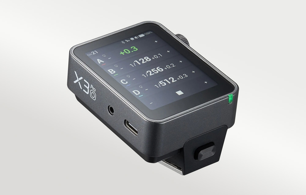 Ο ενεργοποιητής φλας Godox X3 Pro με ορατή θύρα USB-C και υποδοχή συγχρονισμού mini-jack
