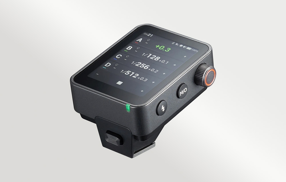 Ασύρματο τηλεχειριστήριο φλας Godox X3 Pro F, πλάγια λήψη που δείχνει την οθόνη αφής και το πλάγιο προφίλ