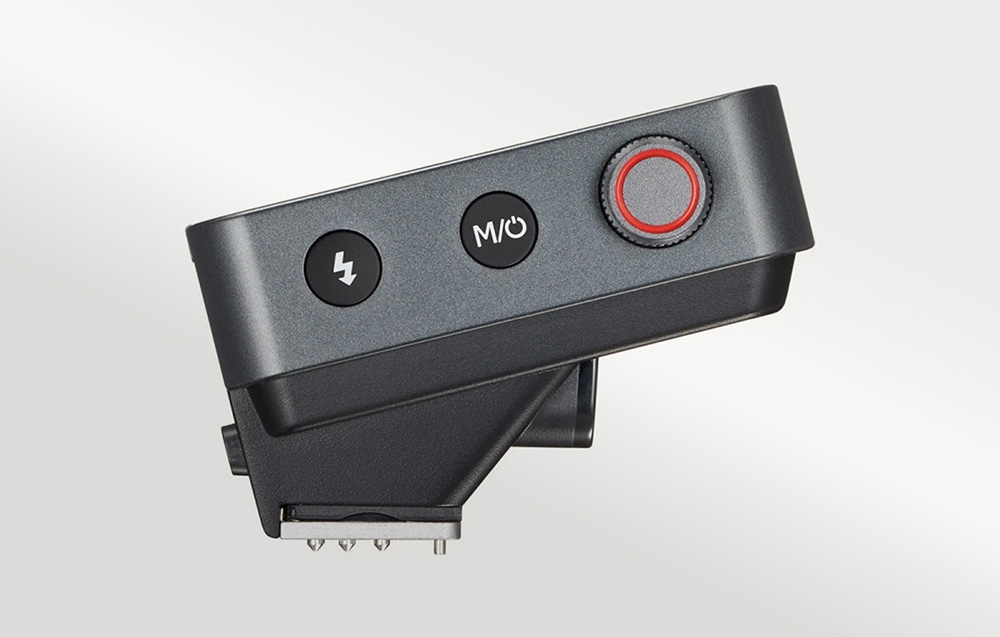 Πλάγιο προφίλ του ενεργοποιητή Godox X3 Pro F με ορατά κουμπιά ελέγχου, επιλογέα και υποδοχή ISO