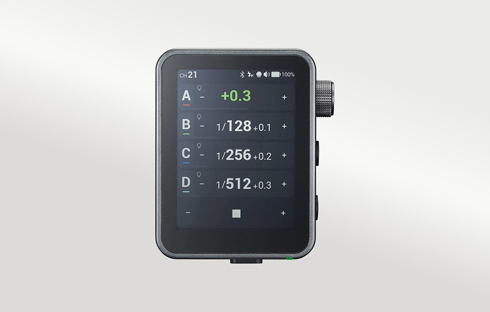 Ο ενεργοποιητής φλας Godox X3 Pro F σε άποψη από πάνω, όπου εμφανίζεται η διεπαφή της οθόνης με τις ομάδες φλας Α έως Δ