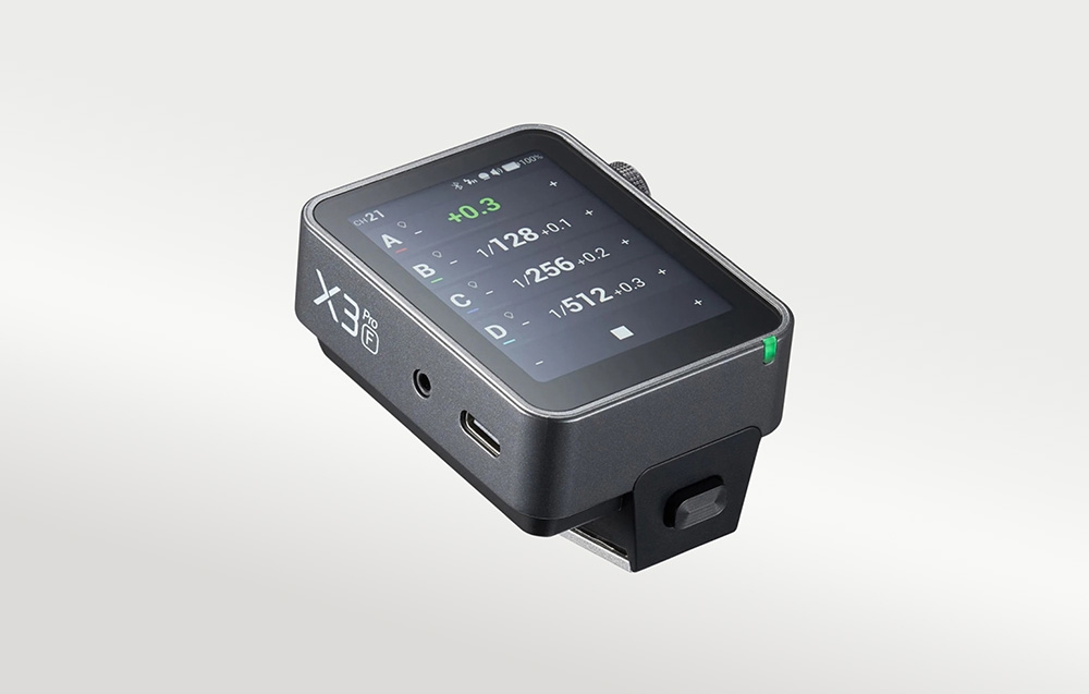 Ο ενεργοποιητής φλας Godox X3 Pro F με ορατή θύρα USB-C και υποδοχή συγχρονισμού mini-jack