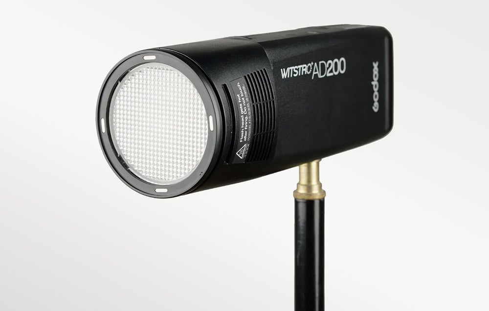 Φορητό φλας Godox Witstro AD200 σε τρίποδο με στρογγυλή πλάκα διαχύτη