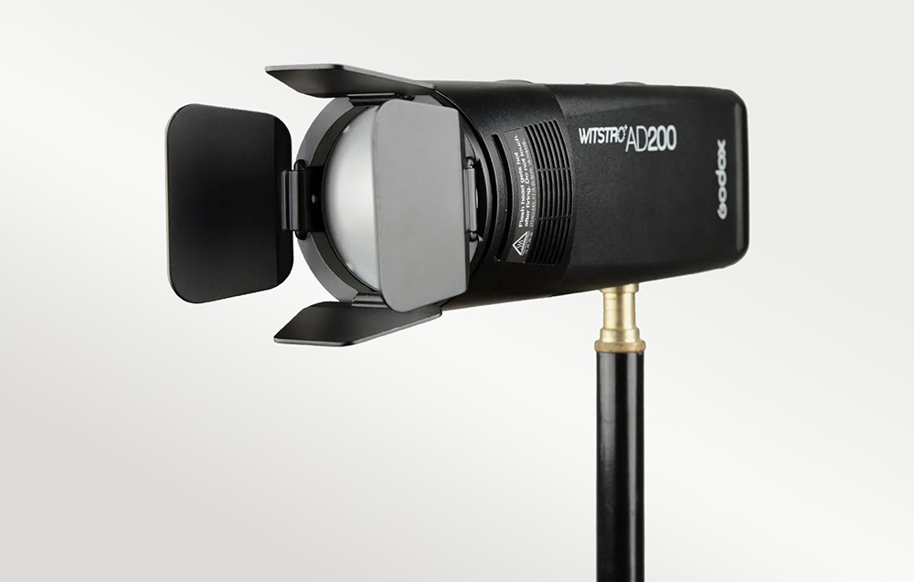 Φλας Godox Witstro AD200 με τοποθετημένα μαύρα πτερύγια διαμόρφωσης φωτός