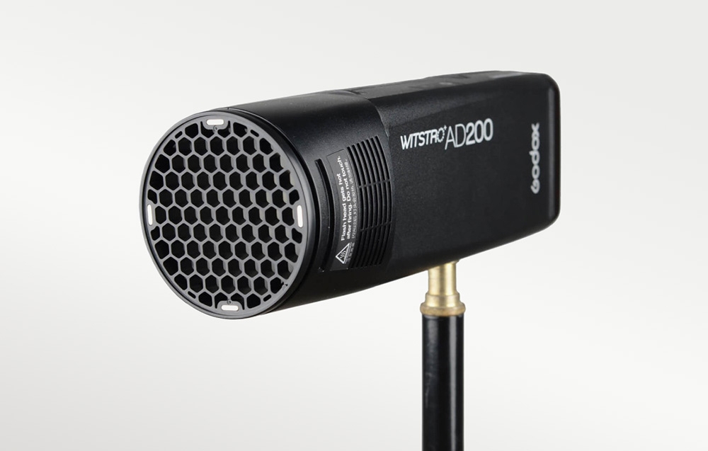 Φλας Godox Witstro AD200 με τοποθετημένο τροποποιητή φωτός τύπου κηρήθρας