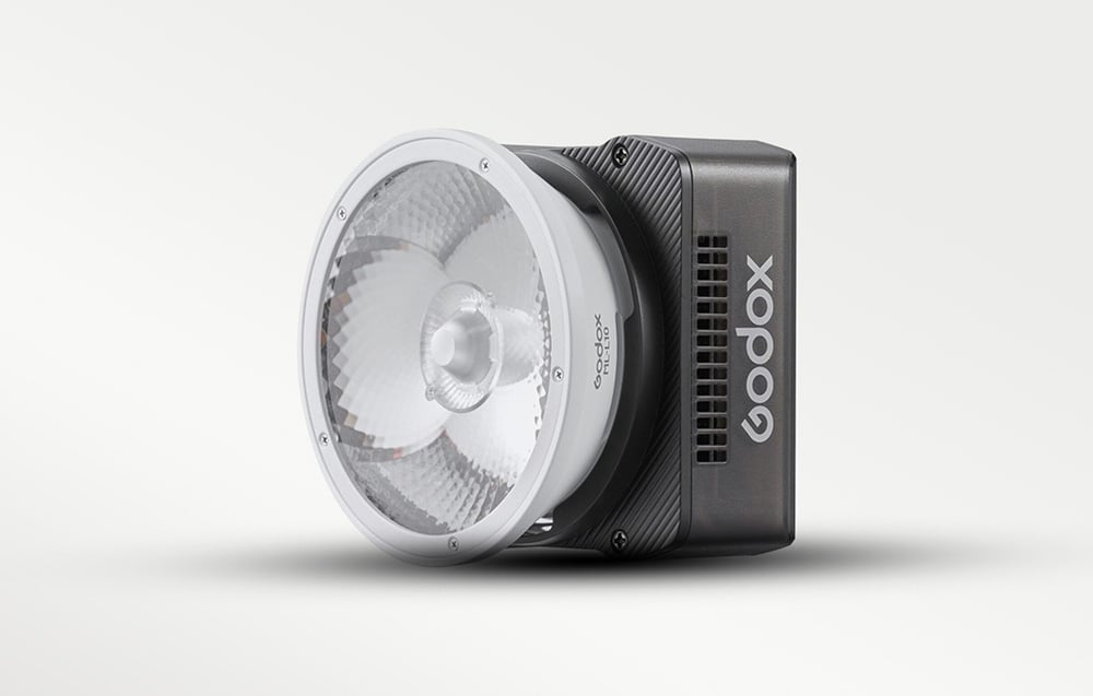 Ένας φωτιστικός LED Godox με λευκό φακό, που απεικονίζεται πάνω σε γκρι φόντο