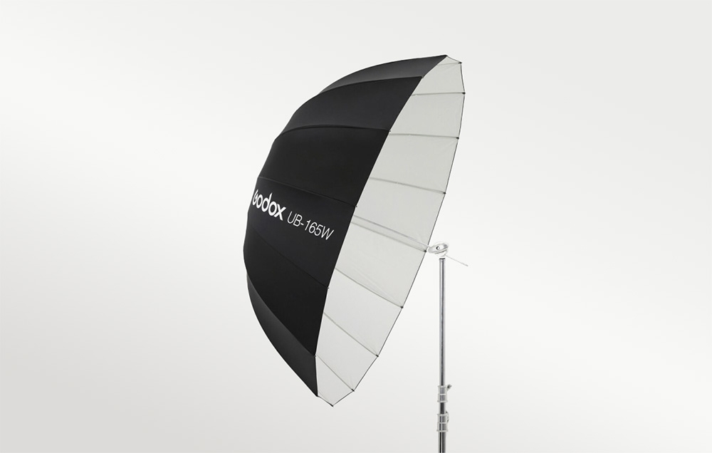 Η παραβολική ομπρέλα GODOX UB-165W απεικονίζεται από το πλάι με φόντο γκρι ντεγκραντέ