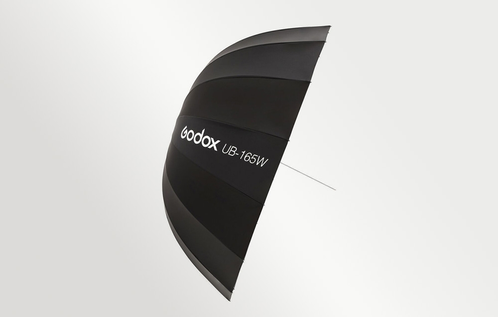 Η παραβολική ομπρέλα GODOX UB-165W απεικονίζεται από το πλάι με φόντο γκρι ντεγκραντέ