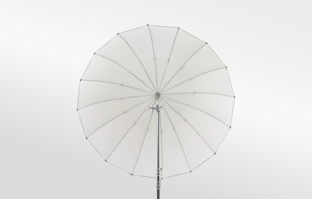 Η παραβολική ομπρέλα GODOX UB-165W απεικονίζεται από το κέντρο με φόντο γκρι ντεγκραντέ
