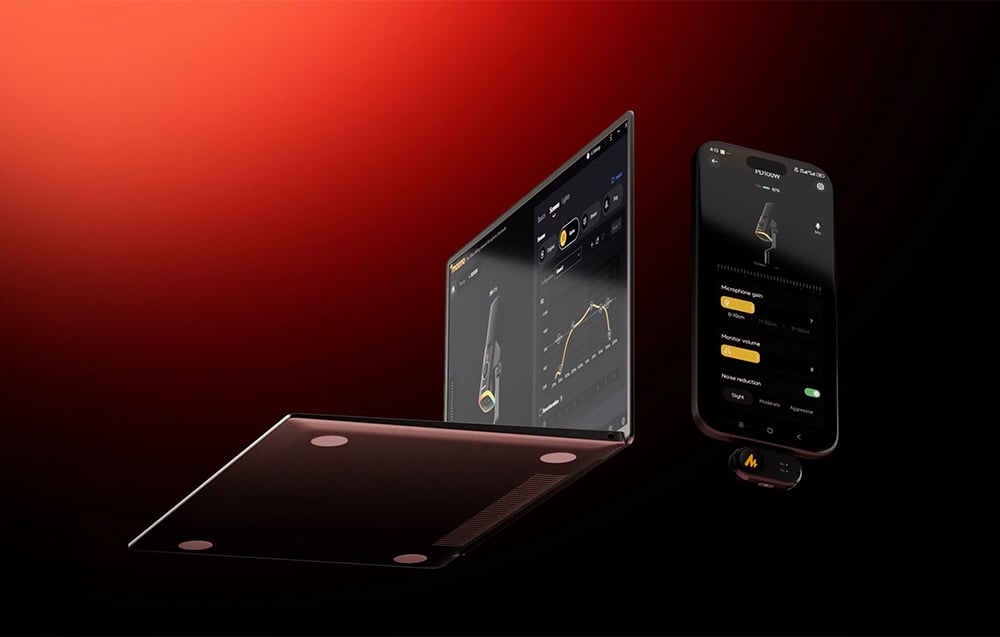 Ένας ανοιχτός φορητός υπολογιστής και ένα smartphone που εμφανίζουν το λογισμικό ρύθμισης του μικροφώνου Maono